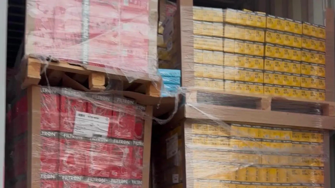 Container mit Filtron Öl- und Luftfiltern auf Paletten